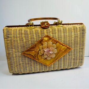 ✨ Vintage 1950’s-1960s Wicker Handbag with Lucite Flower Accent ✨